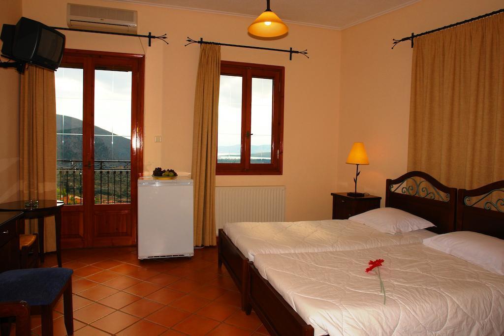 Xenonas Chrisso Hotel Делфи Стая снимка
