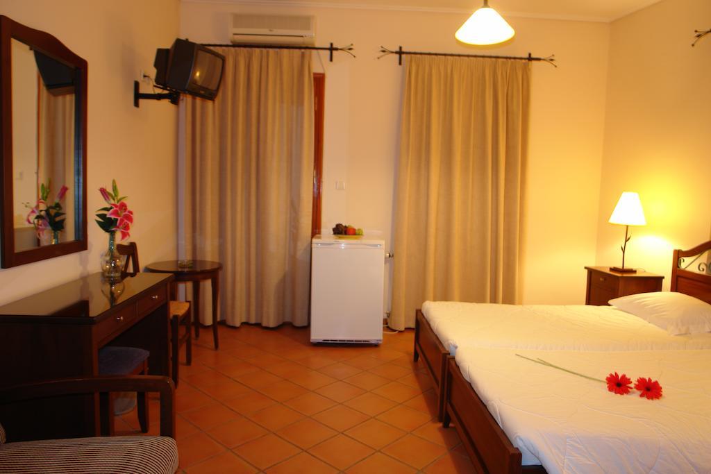 Xenonas Chrisso Hotel Делфи Стая снимка