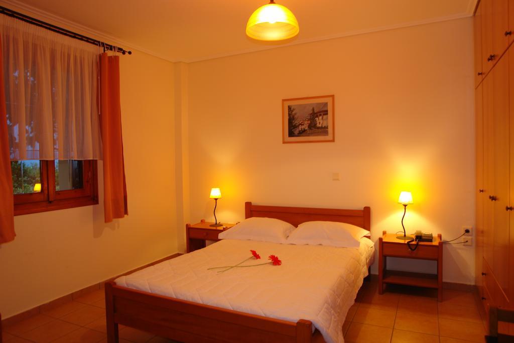Xenonas Chrisso Hotel Делфи Стая снимка